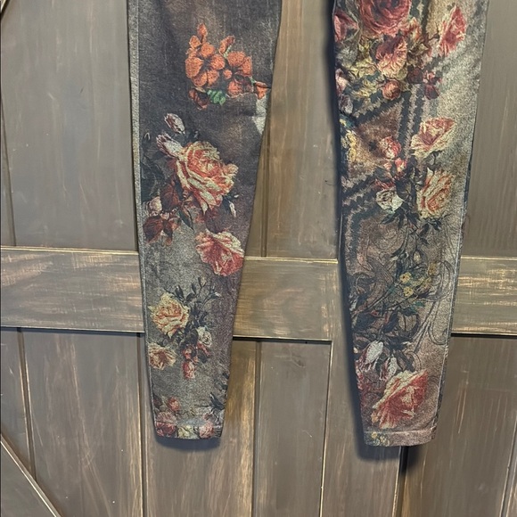 Floral Patterned Leggings - Picture 6 of 6